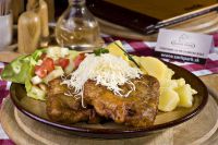 Hlavné mäsité jedlá: bravčový čiernohorský rezeň s varenými zemiakmi, šalát